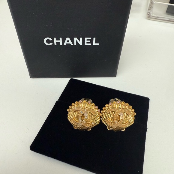 CHANEL Gold Seashell Earrings Clip-On - Picture 5 of 5